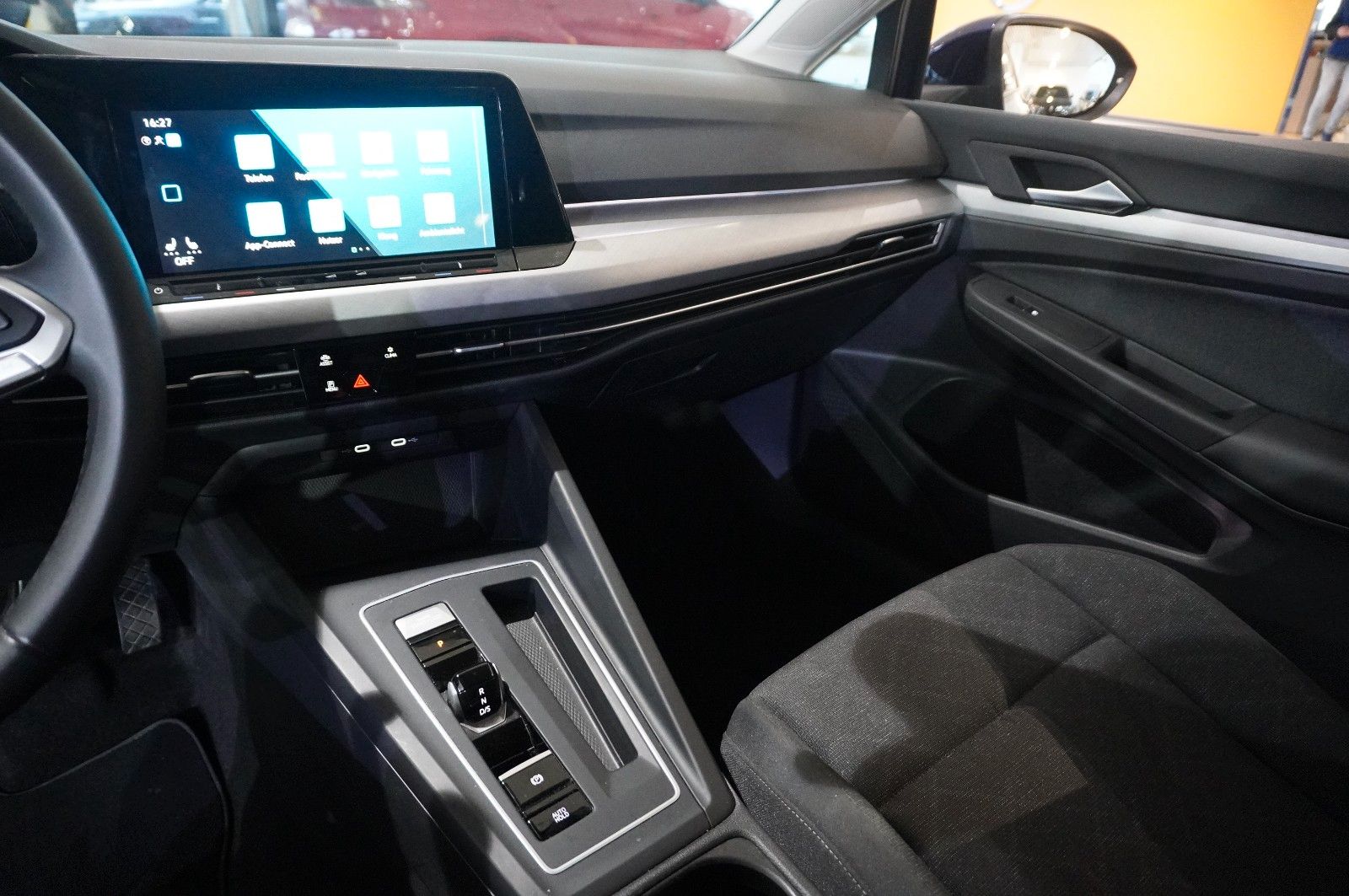 Fahrzeugabbildung Volkswagen Golf VIII Lim. 2.0 TDI LIFE DSG NAVI/LED/KAMERA