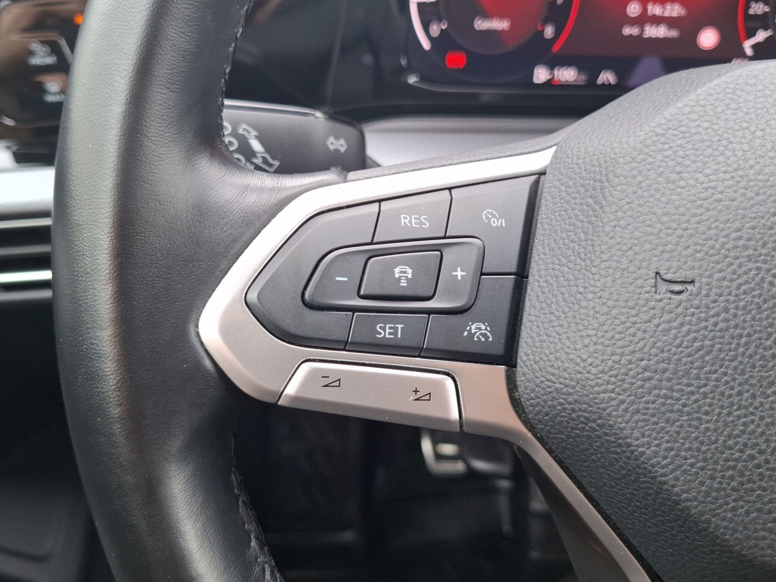 Fahrzeugabbildung Volkswagen Golf VIII TSI Active Standhzg. LEDplus Navi HUD