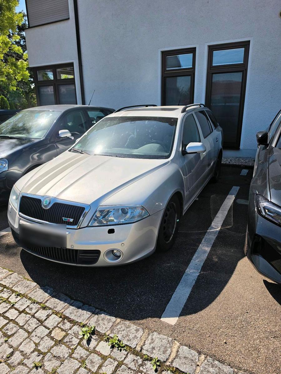 Skoda Octavia 2006 — rear view