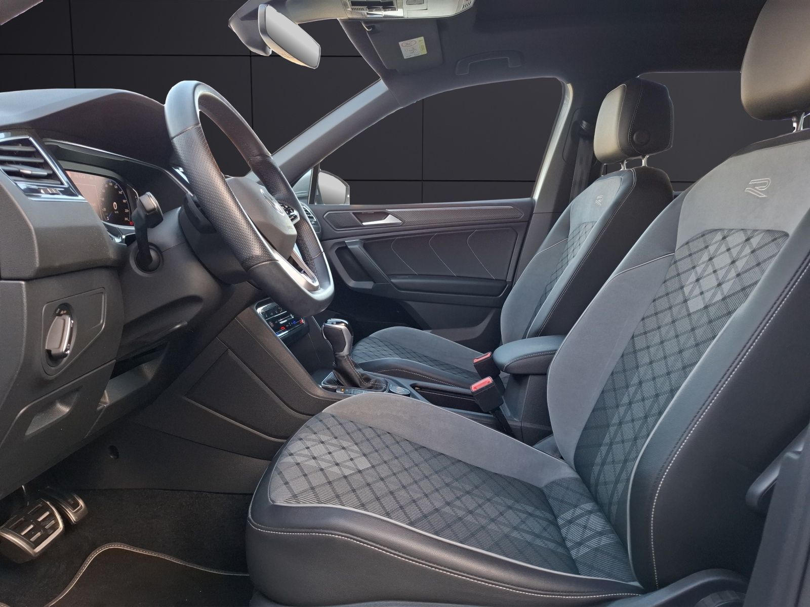 Fahrzeugabbildung Volkswagen Tiguan Allspace TSI R-Line DSG 4M Matrix Navi AI