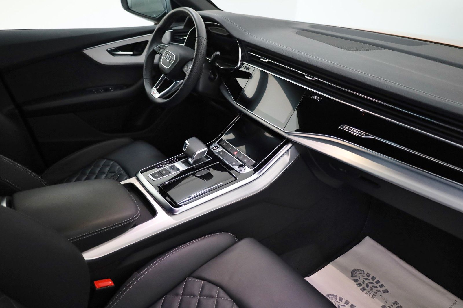 Fahrzeugabbildung Audi Q8 60 TFSI e quattro,S Line,Matrix, CarPlay, 21"