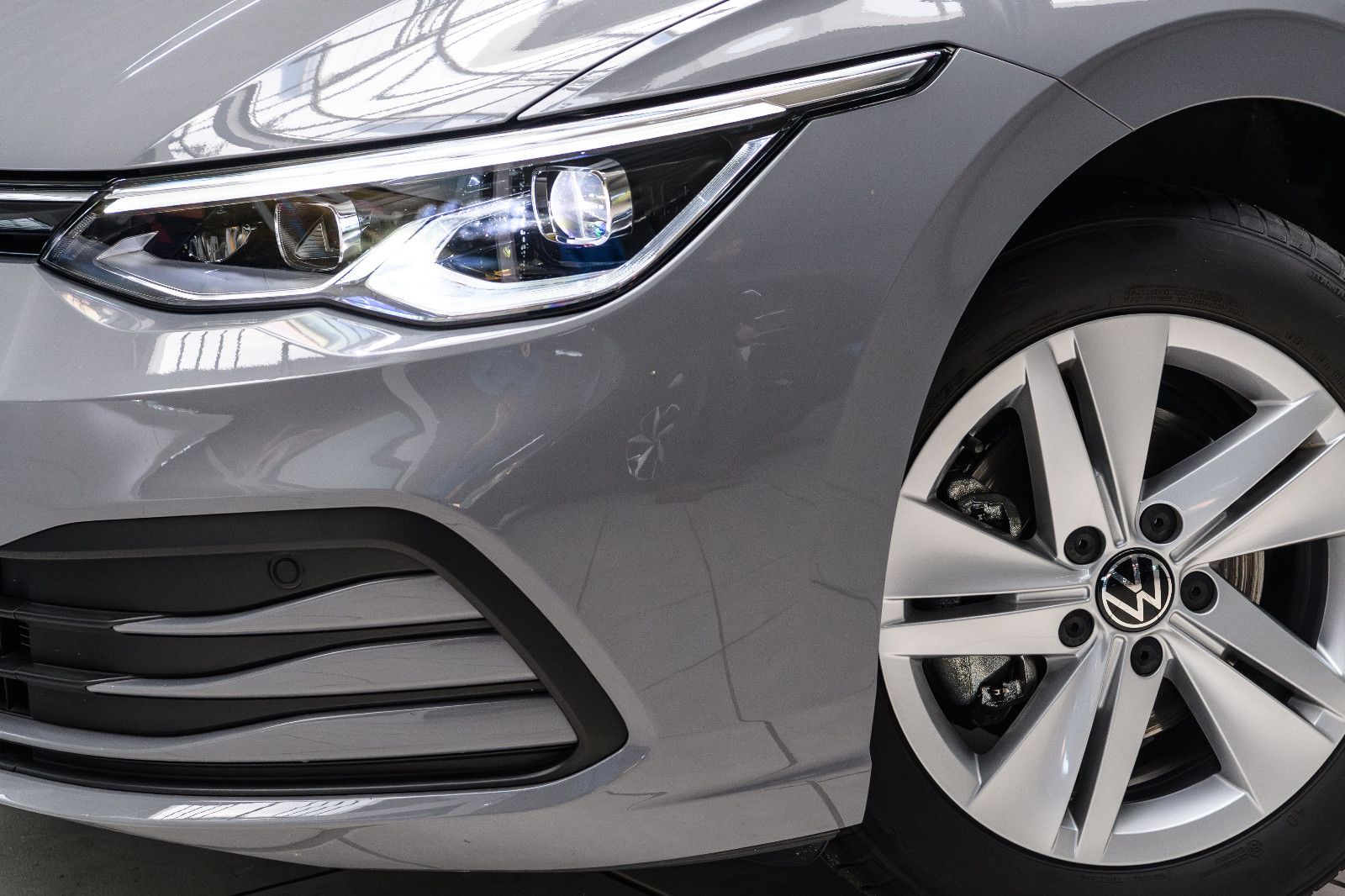 Fahrzeugabbildung Volkswagen Golf VIII Life +STHZ+LED+SHZ+NAVI+PANO+HEADUP