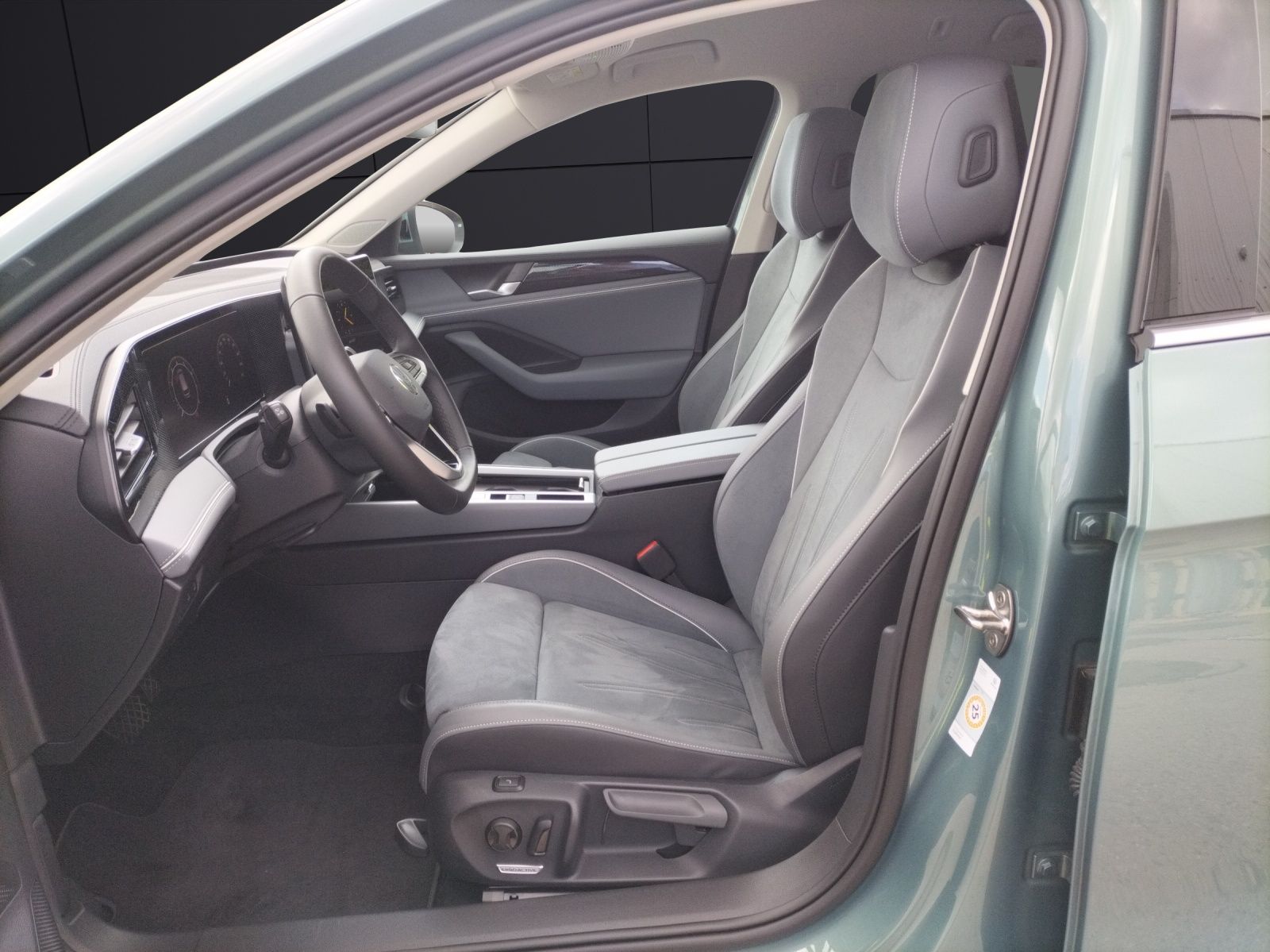 Fahrzeugabbildung Volkswagen Passat Business eTSI DSG LED ACC AHK SHZ Massage