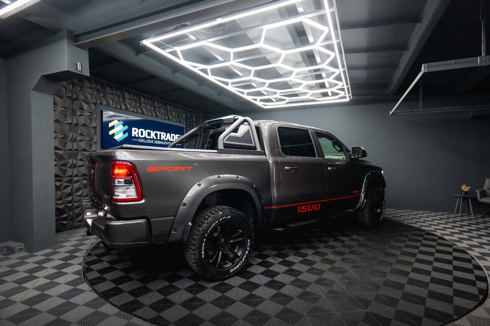Fahrzeugabbildung Dodge RAM 5.7 V8 HEMI 4x4 OFFROAD Night-Edition *Pano*