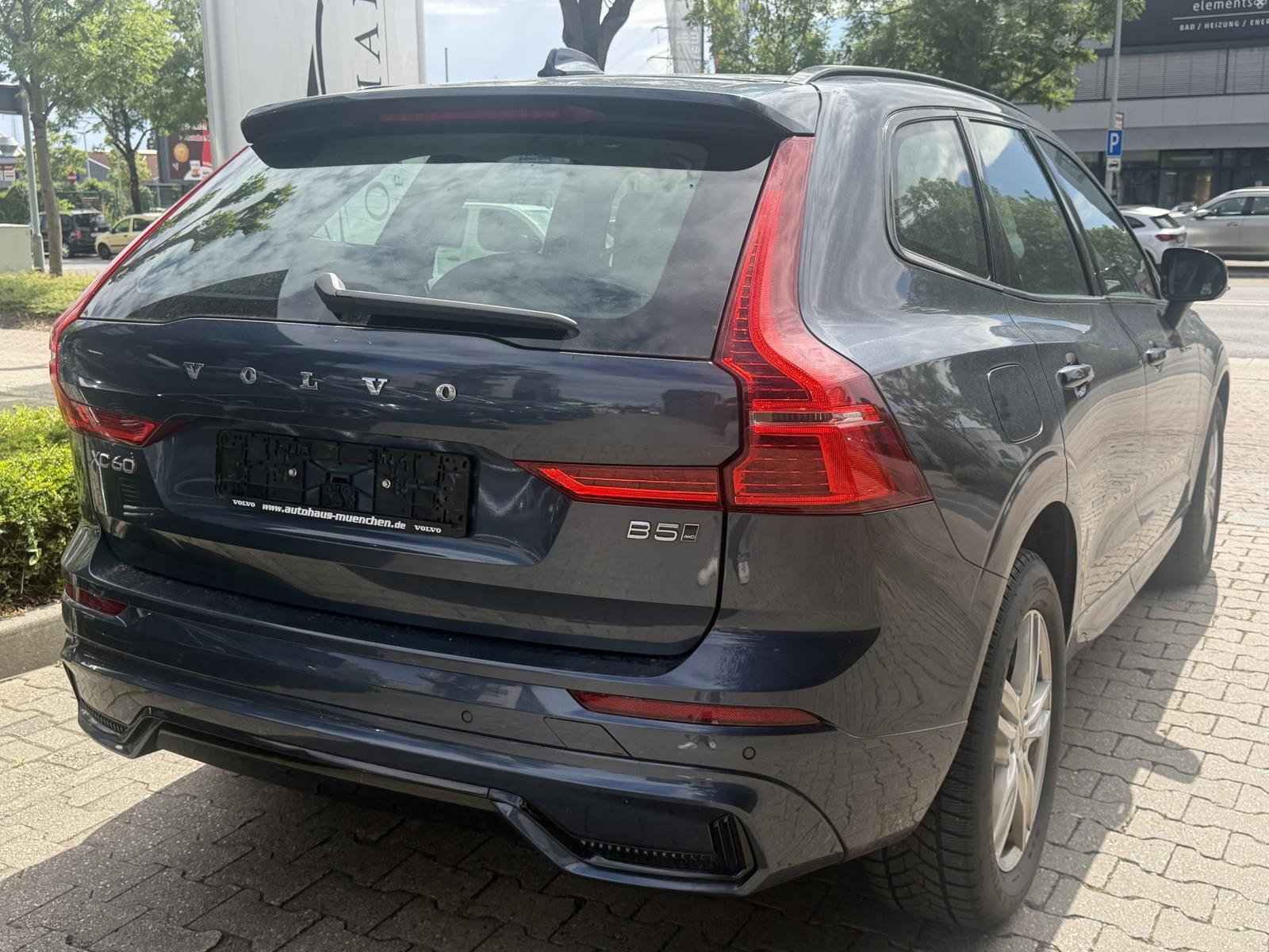 Volvo XC60 B5 D AWD Ultimate Dark ACC / PANO / RFK