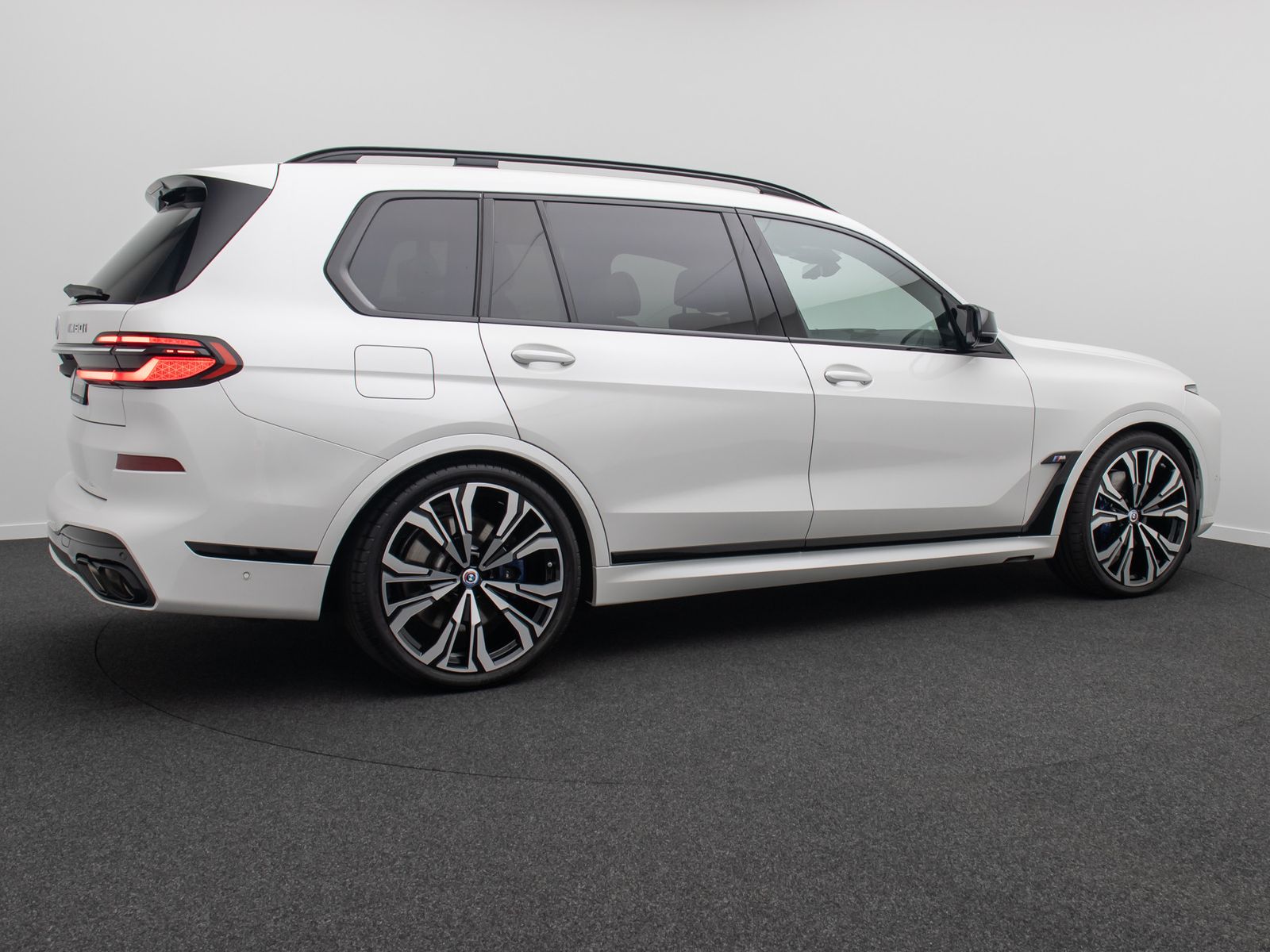 Fahrzeugabbildung BMW X7 M60i xD Individual HUD B&W SoftCL 23Zoll VOLL