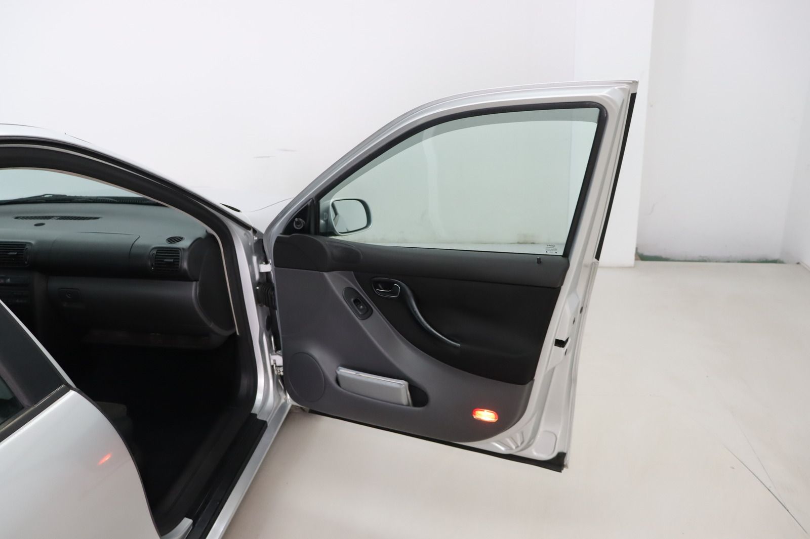 Fahrzeugabbildung SEAT Leon 1.6 16V komplett Seat Service * 1. Hand Ste