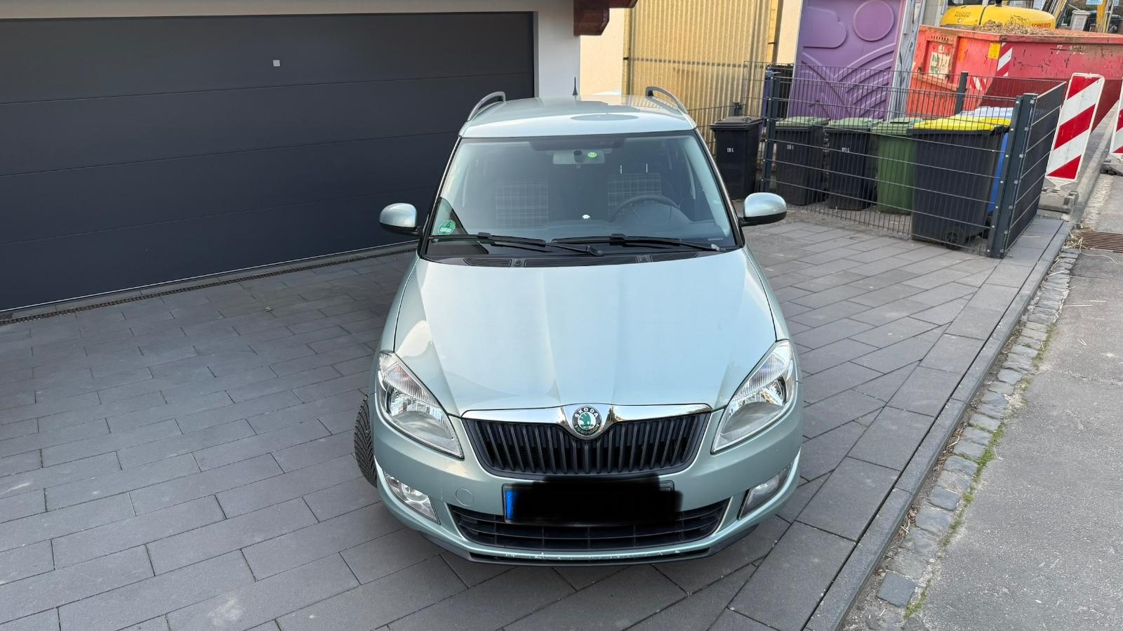 Skoda Fabia 2012 — салон