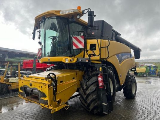 New Holland CR 8080