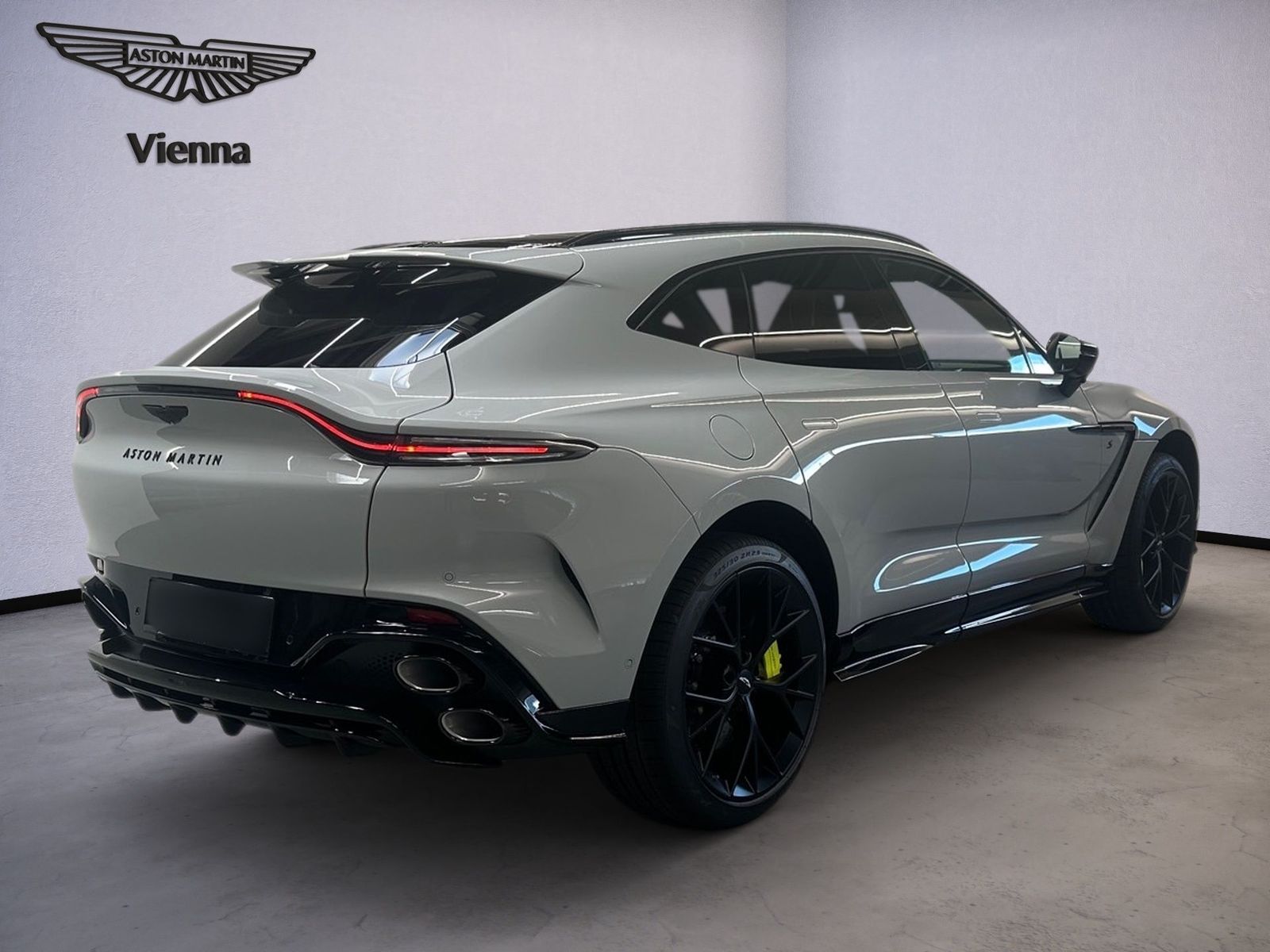 Aston Martin DBX S / Apex Grey / B&W / CF-Interior Pack /  imagem 3