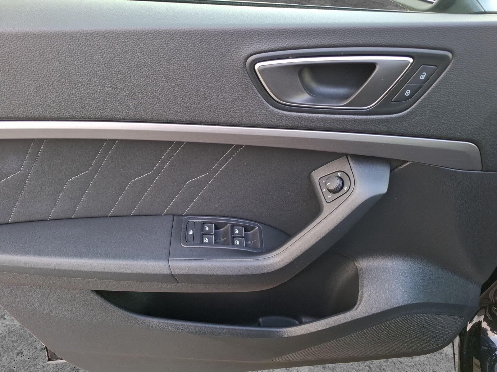 Fahrzeugabbildung SEAT Ateca TDI FR-Line DSG LED Navi ACC RFK SH 18"