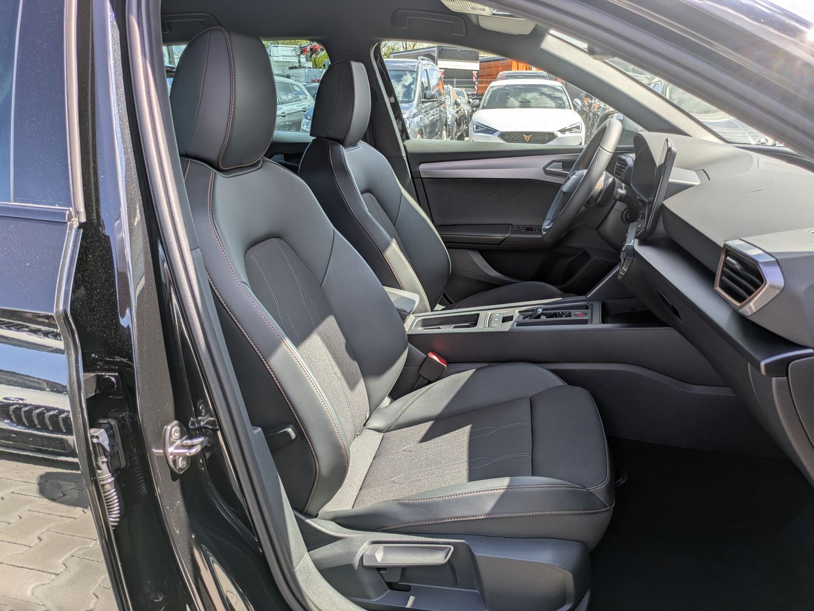 Fahrzeugabbildung CUPRA Leon 1.5 eTSI DSG MATRIX-LED*ACC*APP*KAMERA*18"