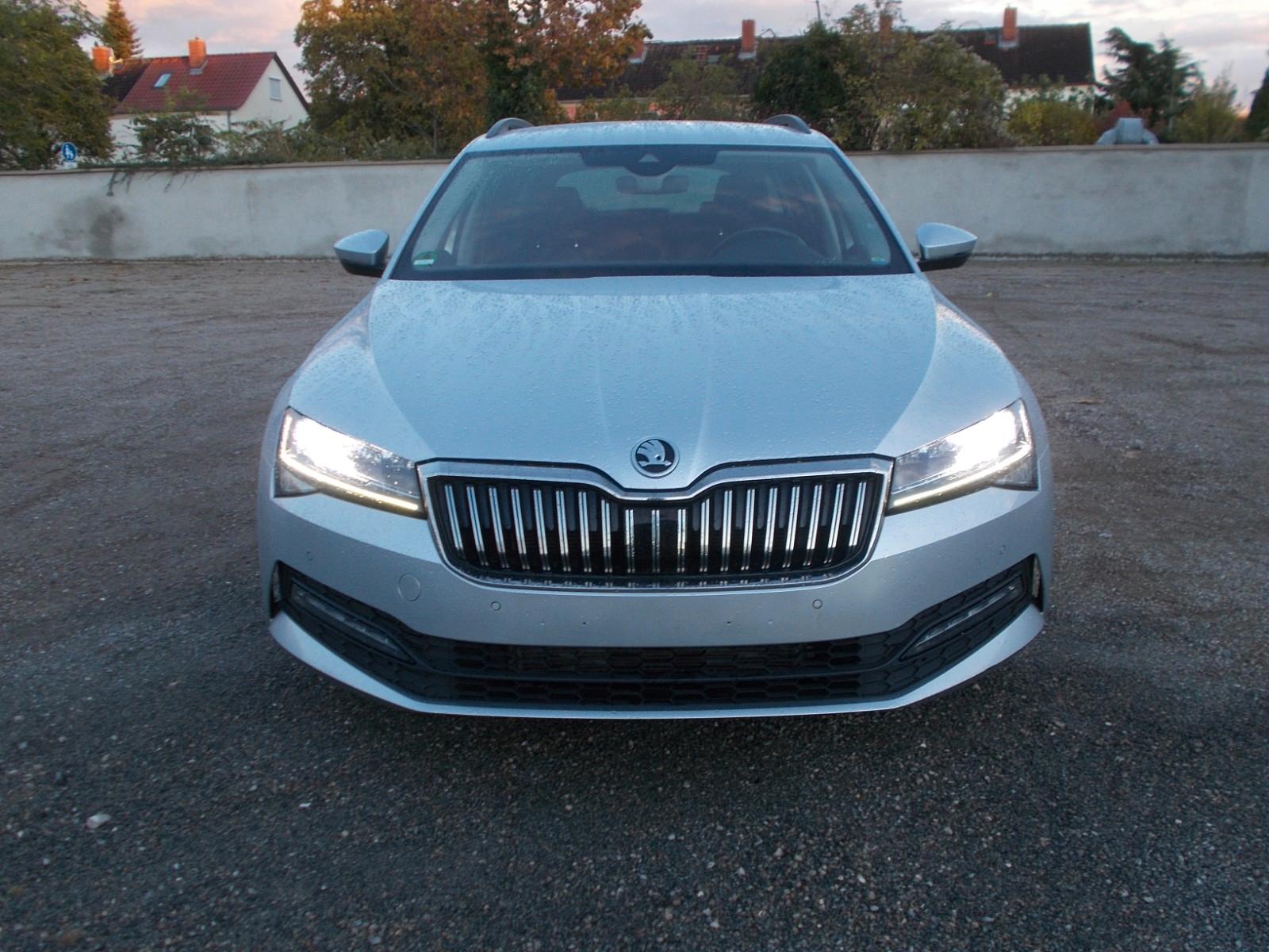 Skoda Superb Combi Ambition * LED * AHK + uvm ...