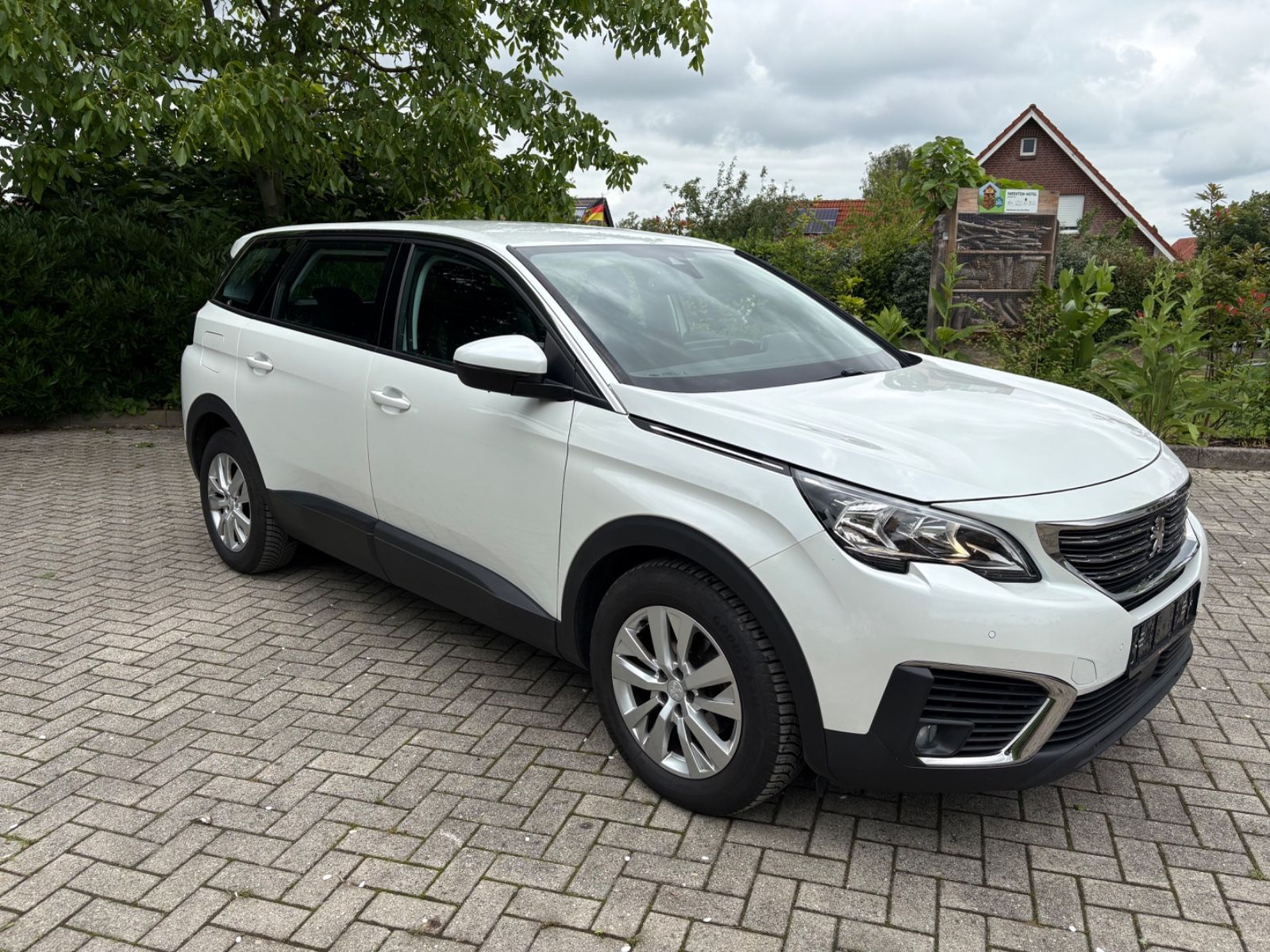 PEUGEOT 5008