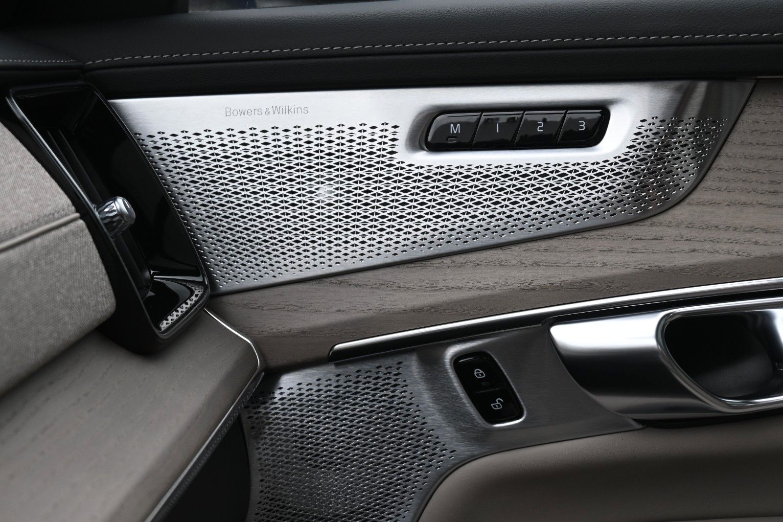 Fahrzeugabbildung Volvo XC90 T8 AWD Ultra Dark´*STDHZG*360°*LUFT*ACC*AHK