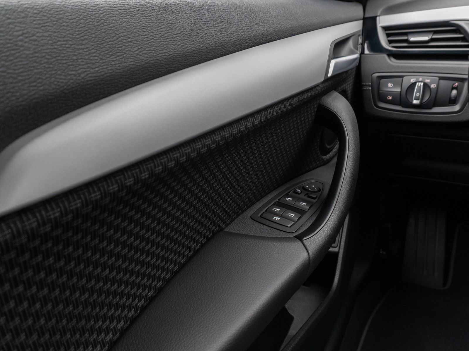 Fahrzeugabbildung BMW X2 xD25e Kamera HUD DAB HiFi Navi+Komfort Alarm