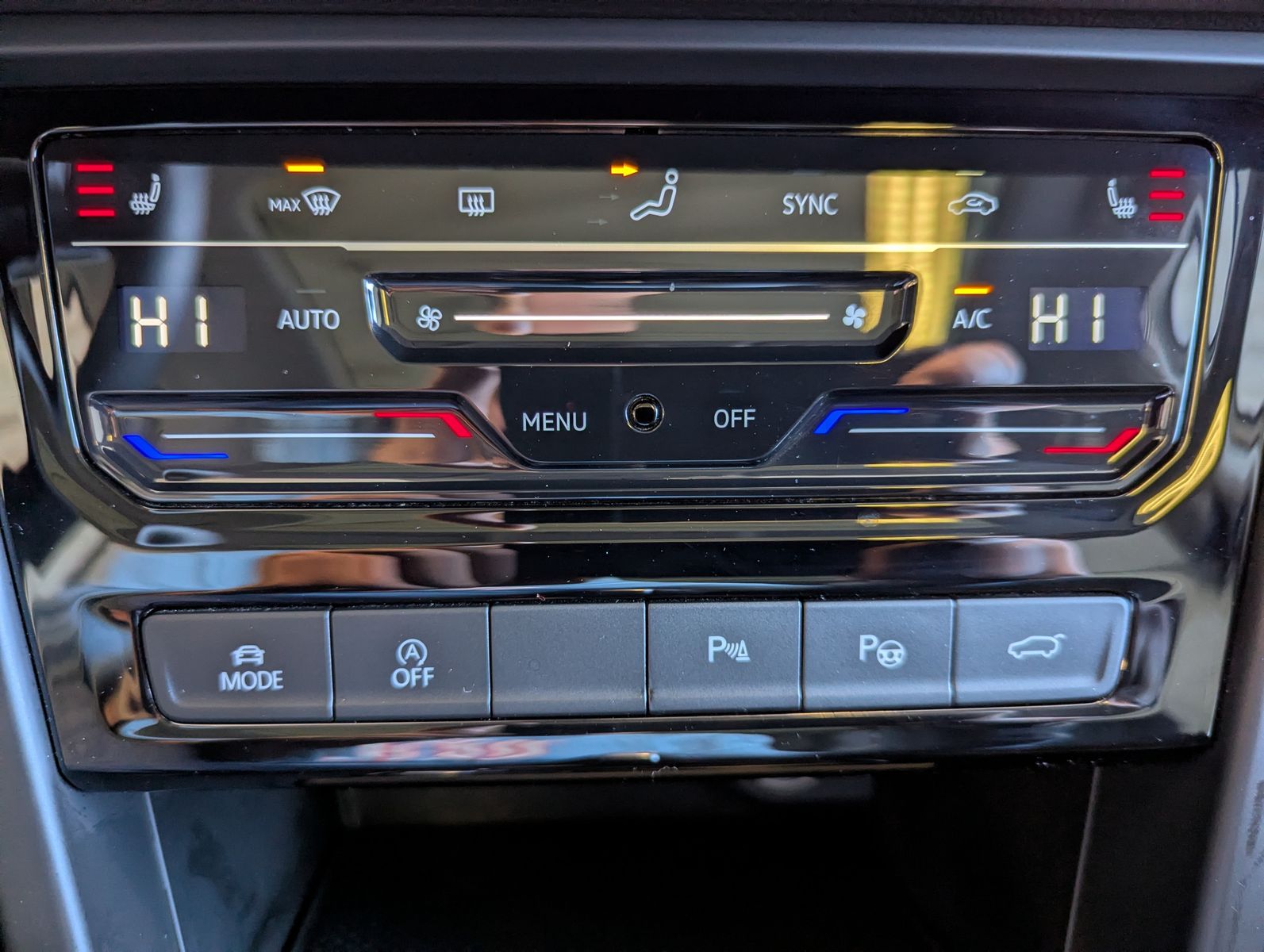 VW Touran 2.0 DSG R-Line High. Pano 7-Si IQ.Dri AHK - Image 27