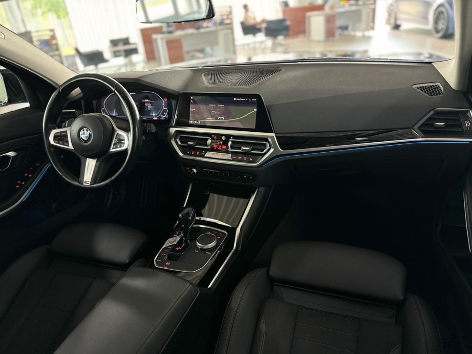 Fahrzeugabbildung BMW 320e Sport Line Laser AHK HUD DAB Komfort Panora