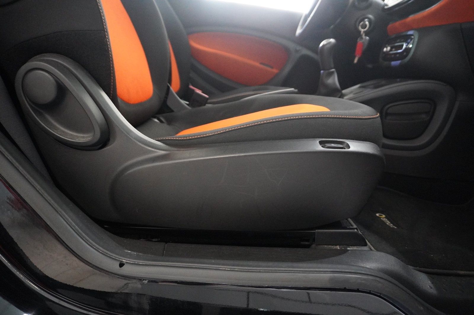 Fahrzeugabbildung Smart ForTwo 1.0 COUPE LED/KLIMA/SHZ/PANO./SPORT/USB