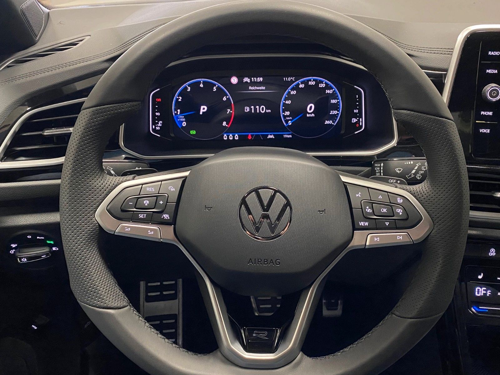 Fahrzeugabbildung Volkswagen T-Roc 1.5 TSI DSG R-Line+ACC+iQ Light MATRIX+18"