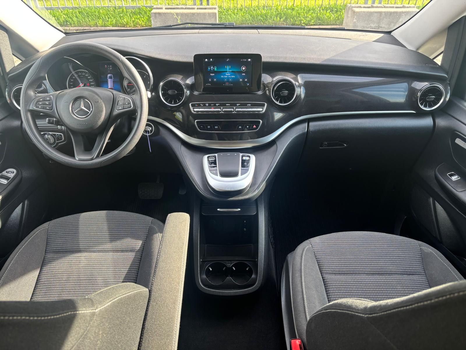 Fahrzeugabbildung Mercedes-Benz V 220 d LANG-AHK-NAV-PDC-SHZ-APP-TEMP.-DAB