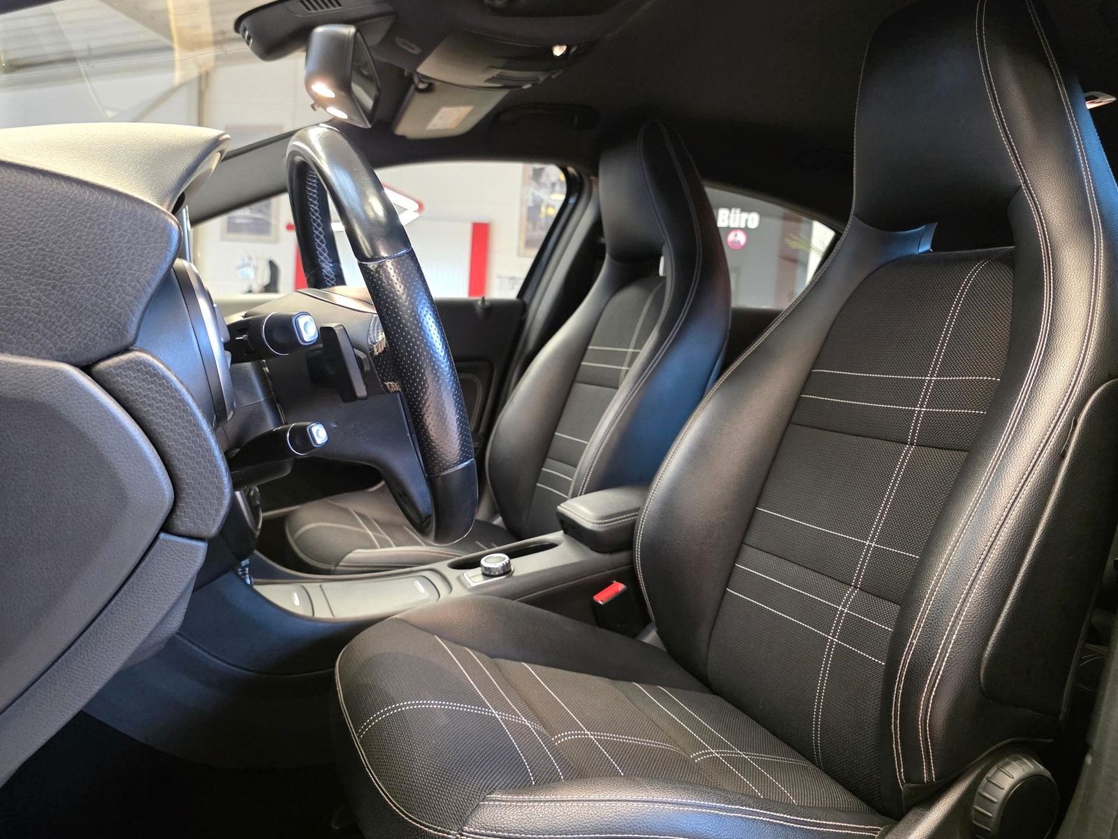 Fahrzeugabbildung Mercedes-Benz A180 Automatik /BiXenon/Navi/Teilleder/Park-As.