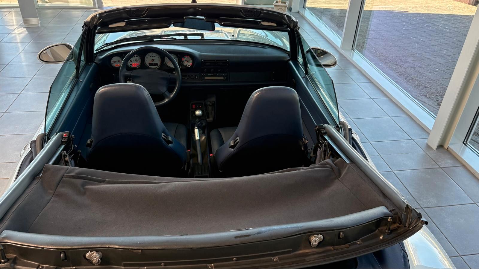 Fahrzeugabbildung Porsche 993 Carrera Cabriolet, deutsches fahrzeug.