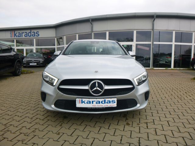 Fahrzeugabbildung Mercedes-Benz A 180 Limousine >NAV/LED/KAM/PDC/SHZ<
