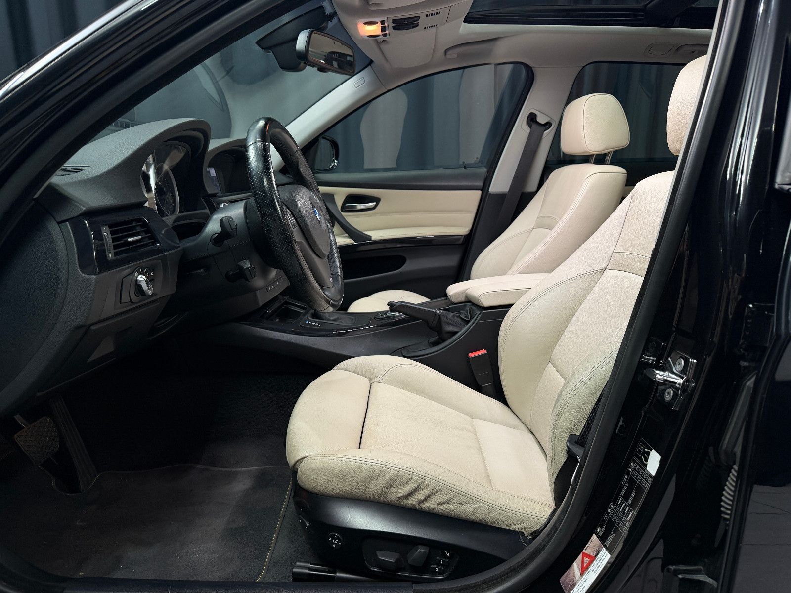 Fahrzeugabbildung BMW 335 i xDrive Touring|LEDER|NAVI|PANO
