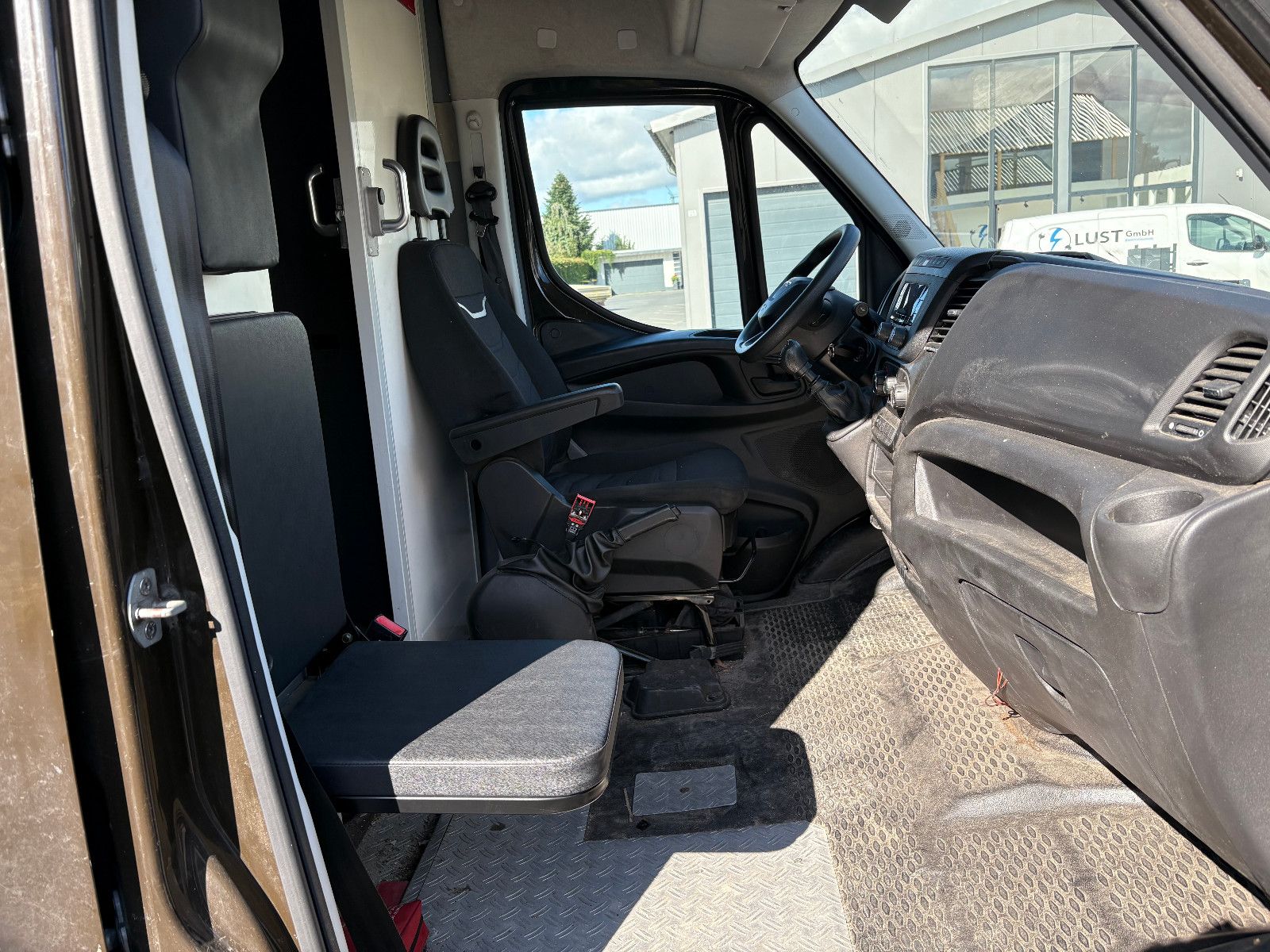 Fahrzeugabbildung Iveco Daily Kasten HKa 35 S ... V Radstand 4100/2-SITZ
