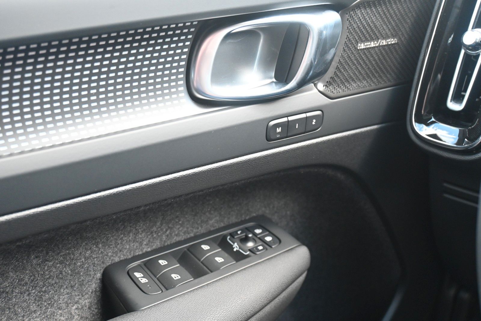 Fahrzeugabbildung Volvo XC40 B4 DKG Plus Dark*H&K*FSHZG*360°*ACC*AHK