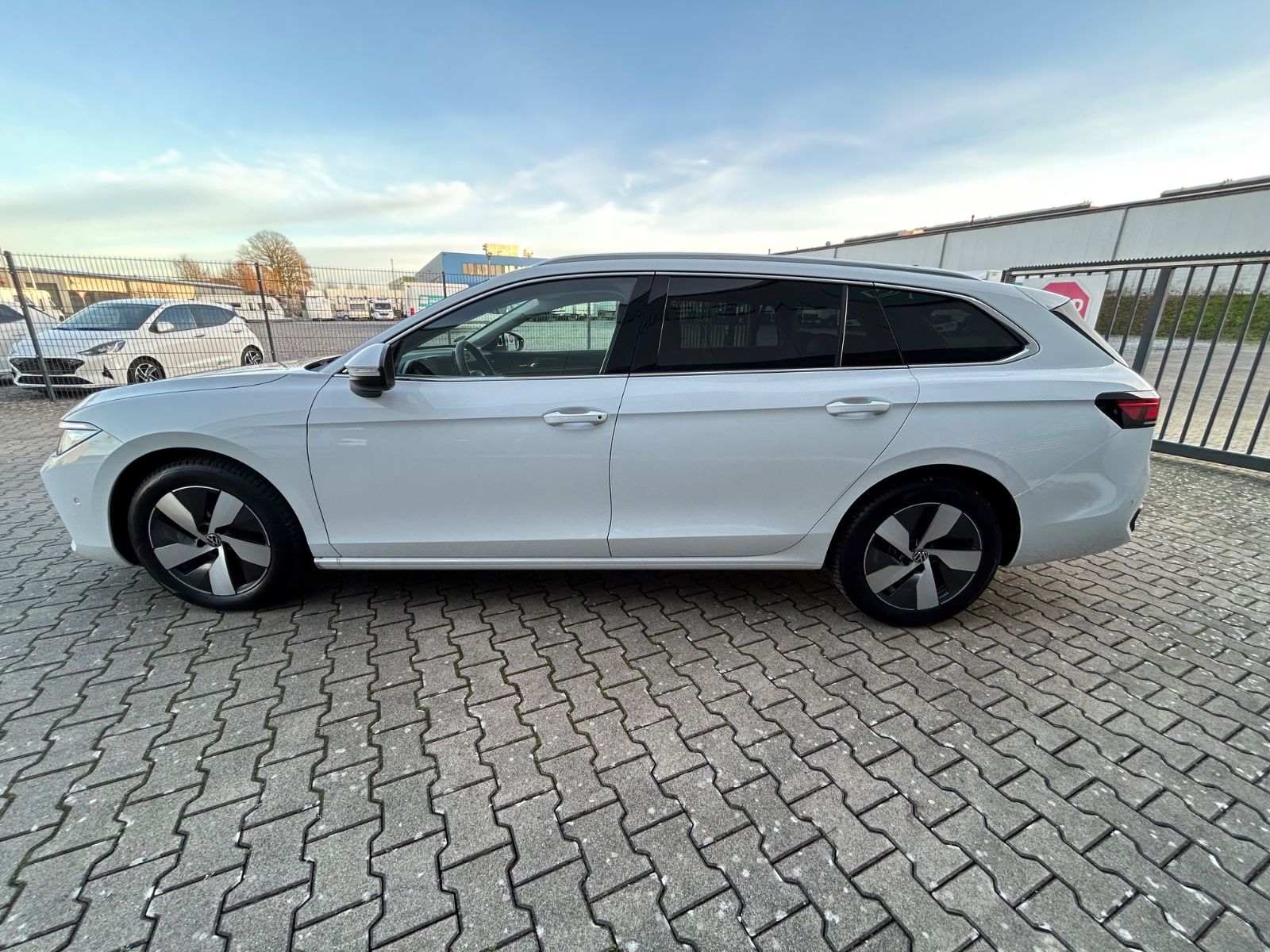 Fahrzeugabbildung Volkswagen Passat Variant 1.5 eTSI 110 kW Business