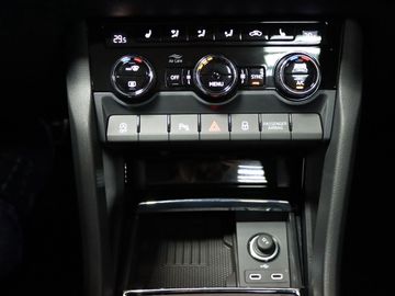 Fahrzeugverkauf 21 Skoda Karoq Sportline 4x4 AHK Pano 19 Zoll NAVI