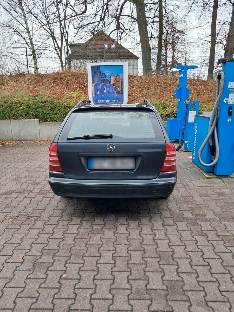 Mercedes-Benz C220 2004 — салон