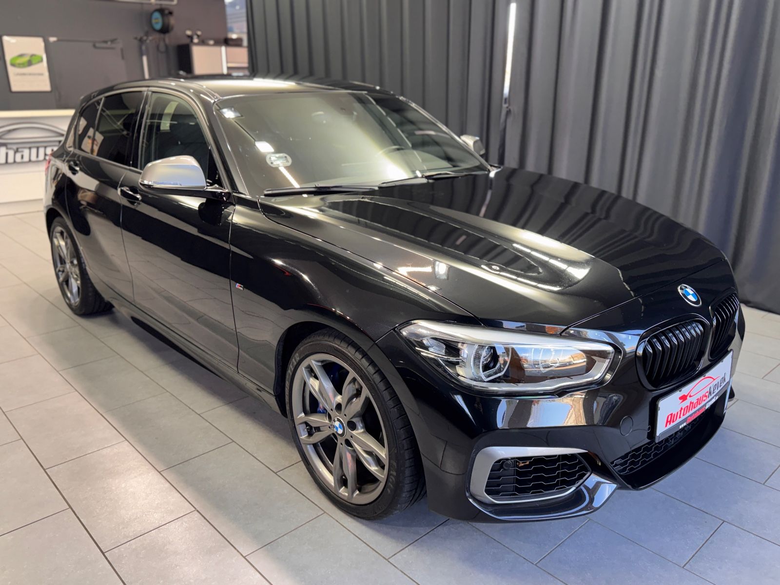 Fahrzeugabbildung BMW M135i xDrive|H&K|LED|KAMERA|VOLL|DEUTSCHES FZG