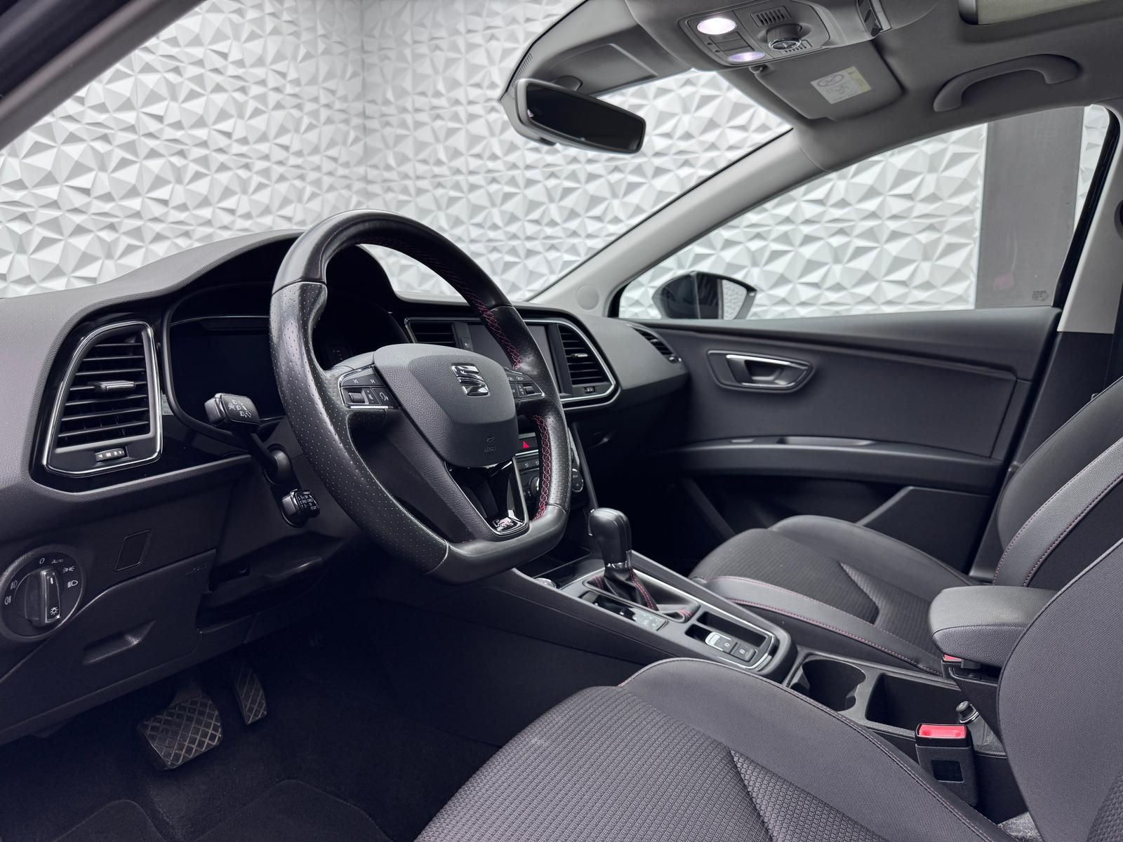 Fahrzeugabbildung SEAT 2.0 TSI FR-LINE/ACC/BEATS/PANO/AMBIENT/R-CAM/AHK