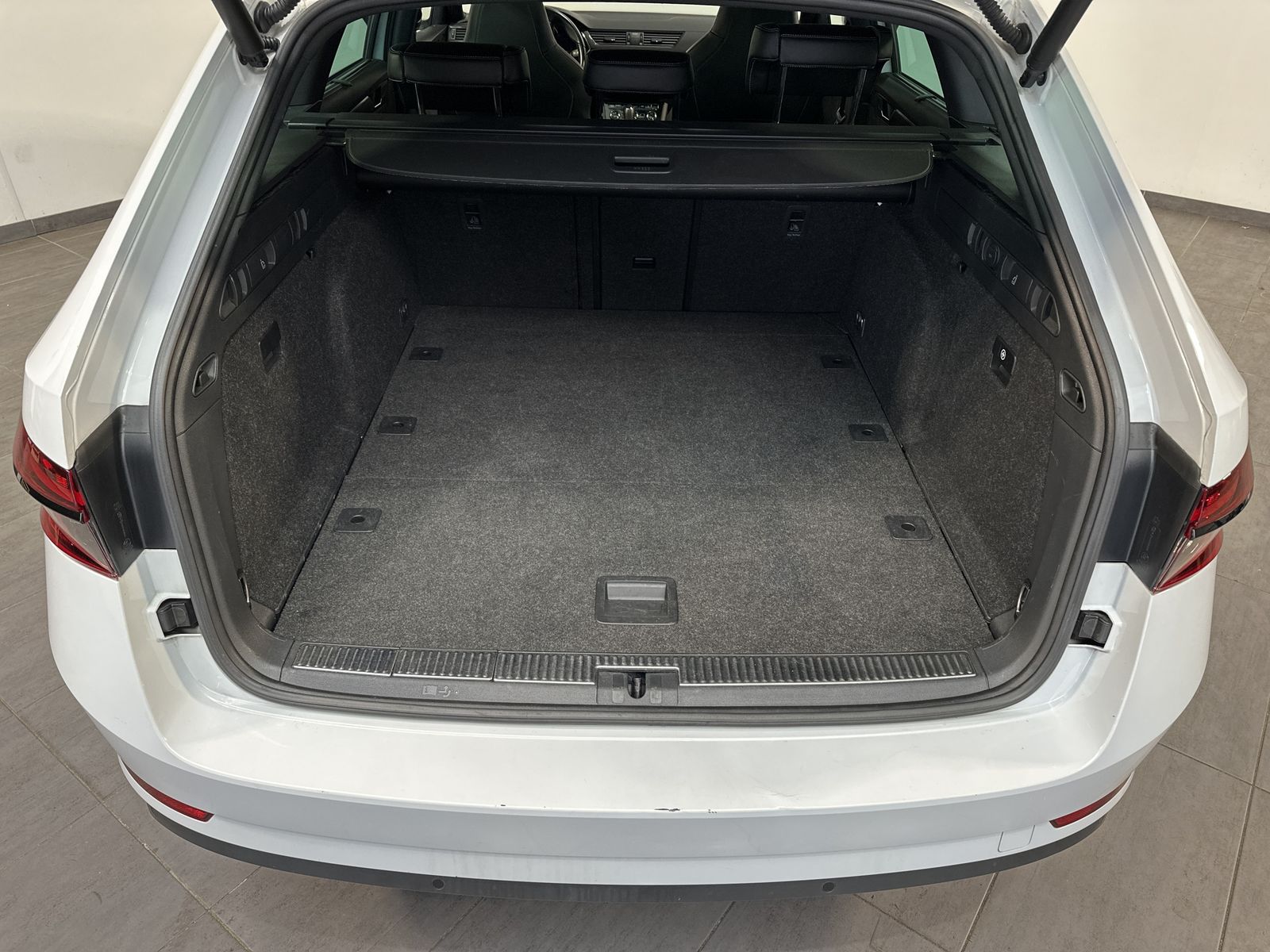 Fahrzeugabbildung SKODA Superb Combi 2.0 TDI DSG Sportline NAV+LED+PANO