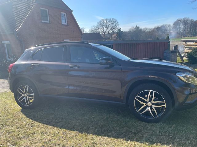 MERCEDES-BENZ GLA 200 SCORE / Urban  / Night-Paket / Leder