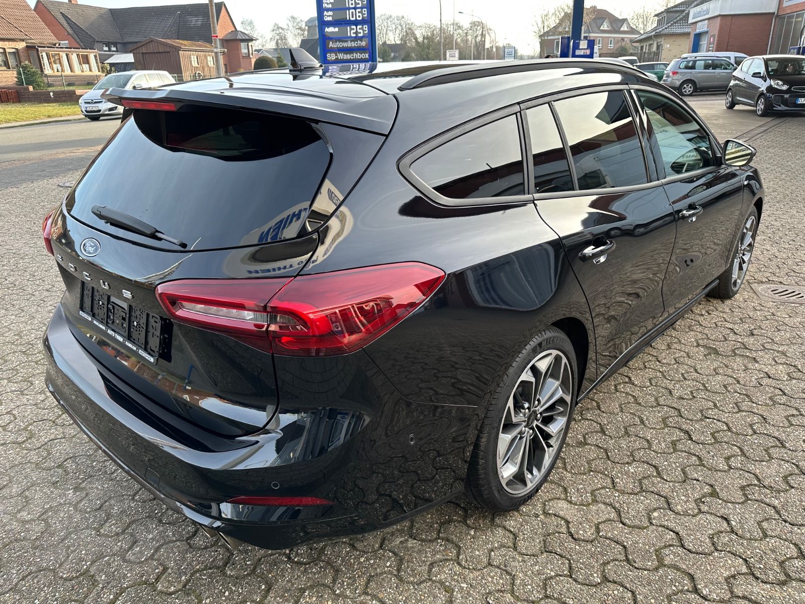 Fahrzeugabbildung Ford Focus Turnier 1.0 ST-Line X Pano/ACC/Matrix/Navi