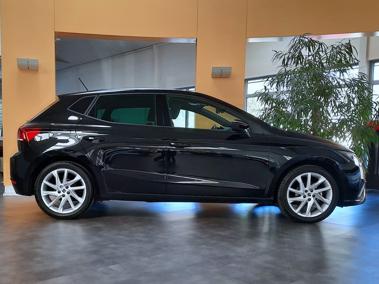 Fahrzeugabbildung SEAT Ibiza FR *LED*Einparkh.*Sitzhzg.*AppConnect*