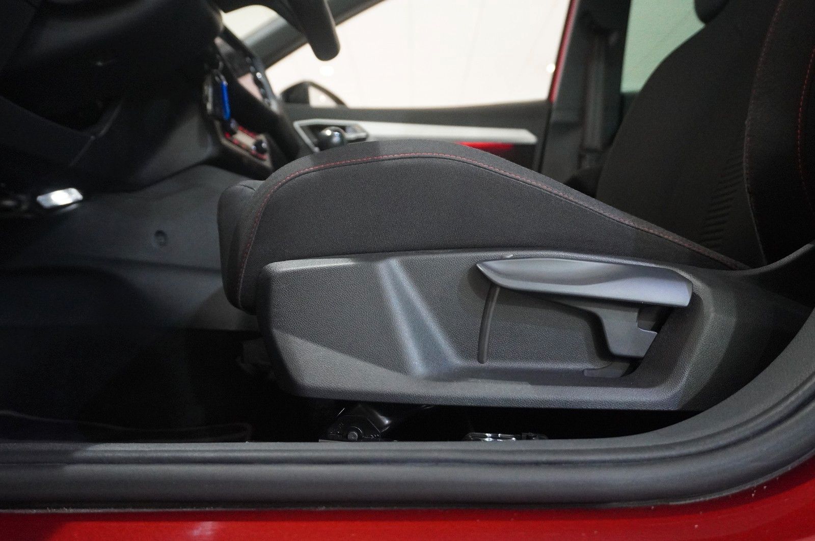 Fahrzeugabbildung SEAT Ibiza 1.0 TSI FR SPORT NAVI/LED/VIRTU./SHZ/TEMP.