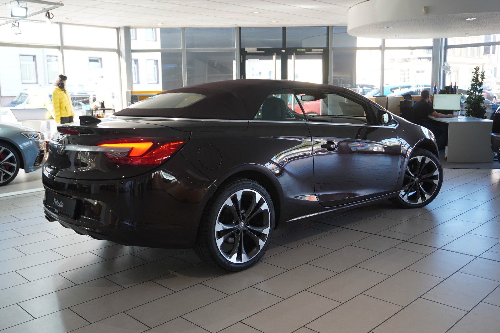 Fahrzeugabbildung Opel Cascada 1.4T EDITION SPORT/SHZ/TEMP/USB/BI-COLOR