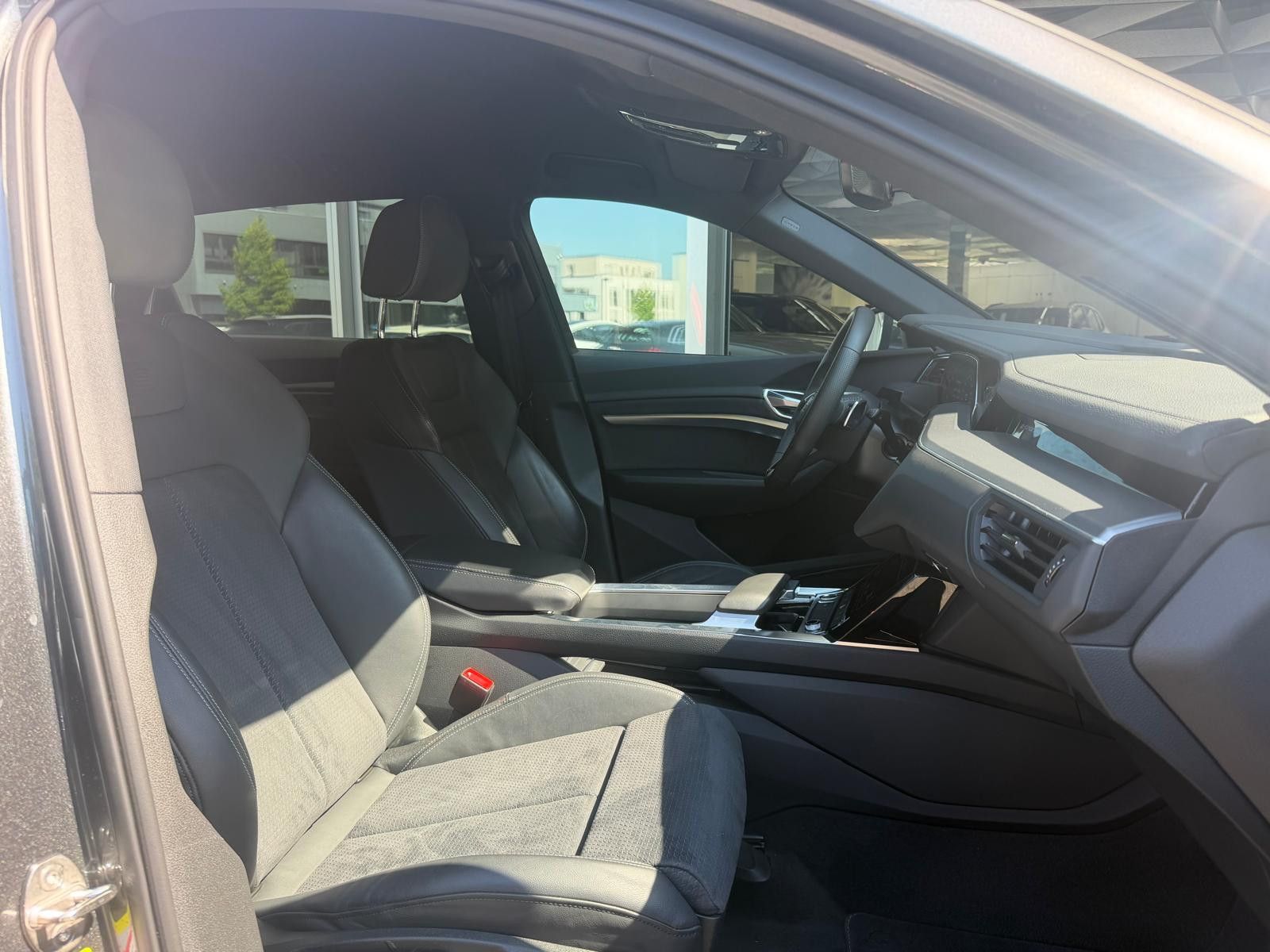 Fahrzeugabbildung Audi e-tron 55 QUATT 2X S LINE LUFT+LED+SHZ+NAVI+AHK+