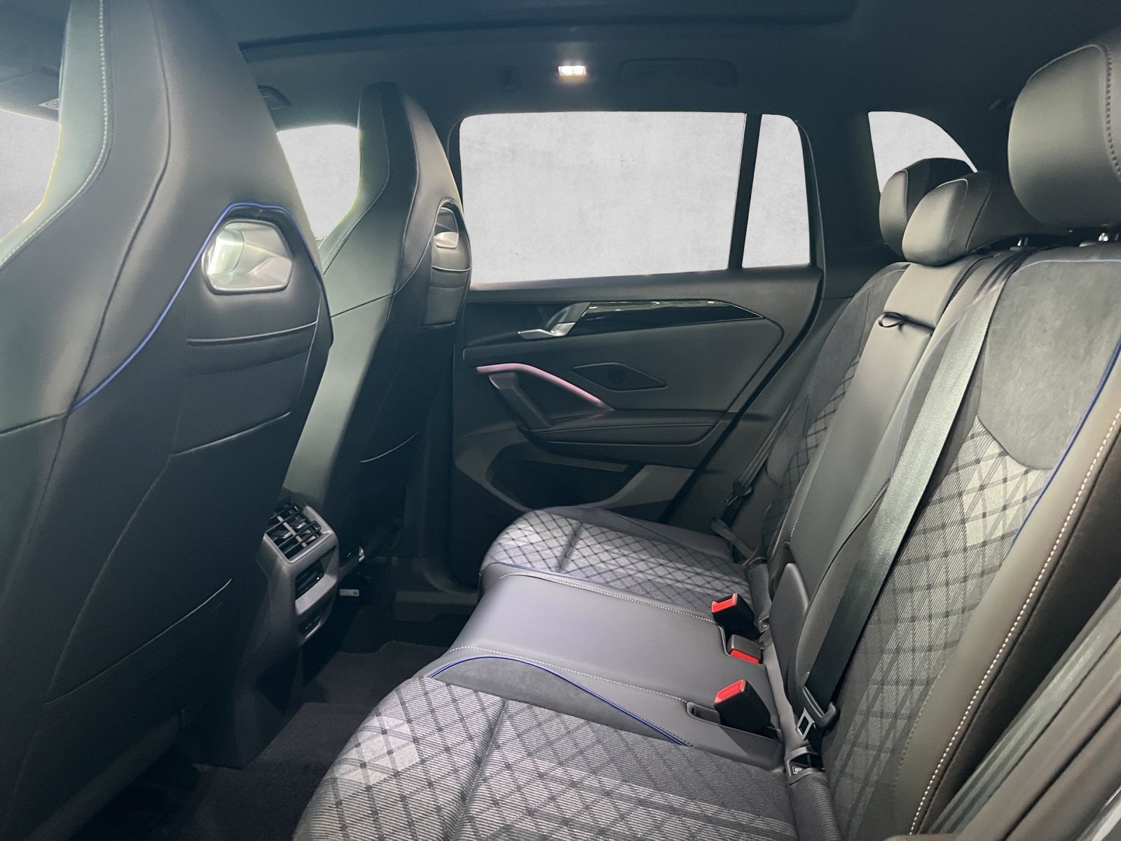 Tiguan R-Line 1.5 l eTSI DSG AHK*Pano*Black Styl