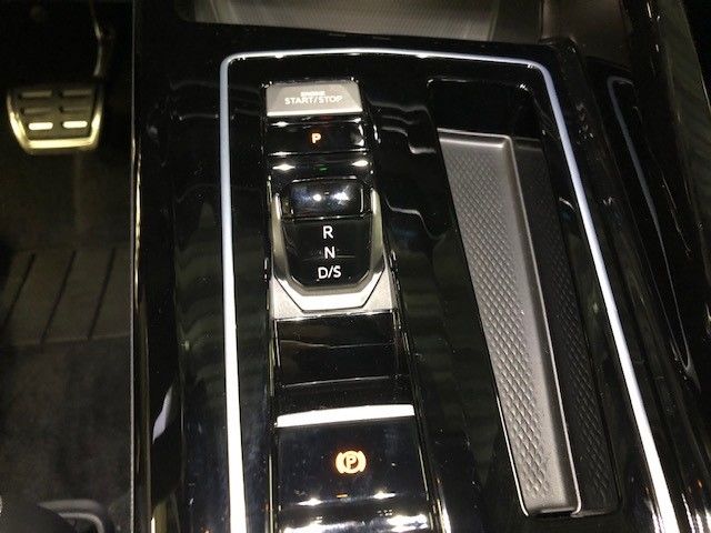 Fahrzeugabbildung Volkswagen Golf R-Line -Line 1.5 eTSI DSG Sportpaket HUD AH