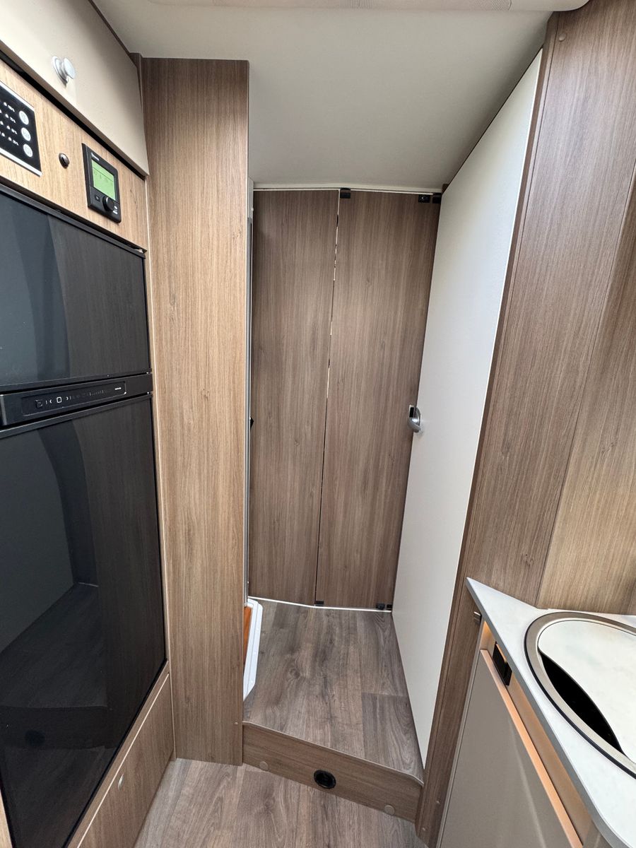 Fahrzeugabbildung Carado T 457 Pro + HYDRAULISCHE HUBSTÜTZEN LUFTFEDERUNG