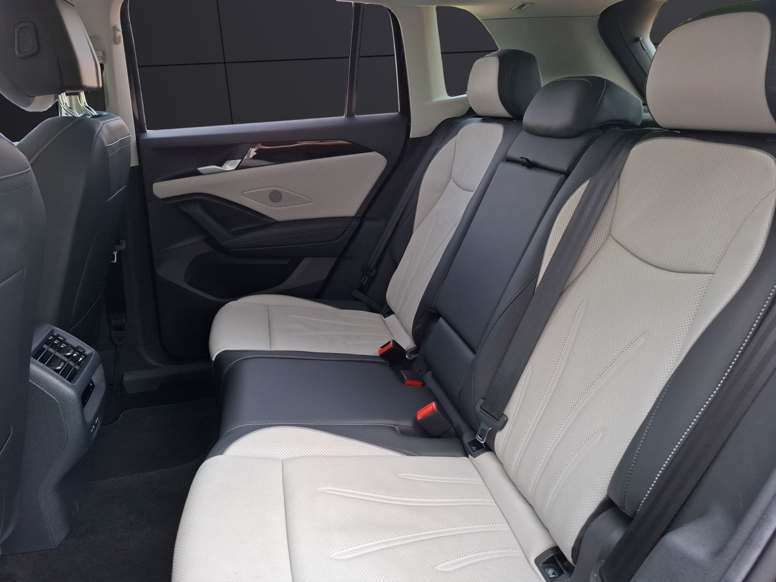 Fahrzeugabbildung Volkswagen Tiguan TDI Elegance DSG Matrix STH AHK Navi Pano