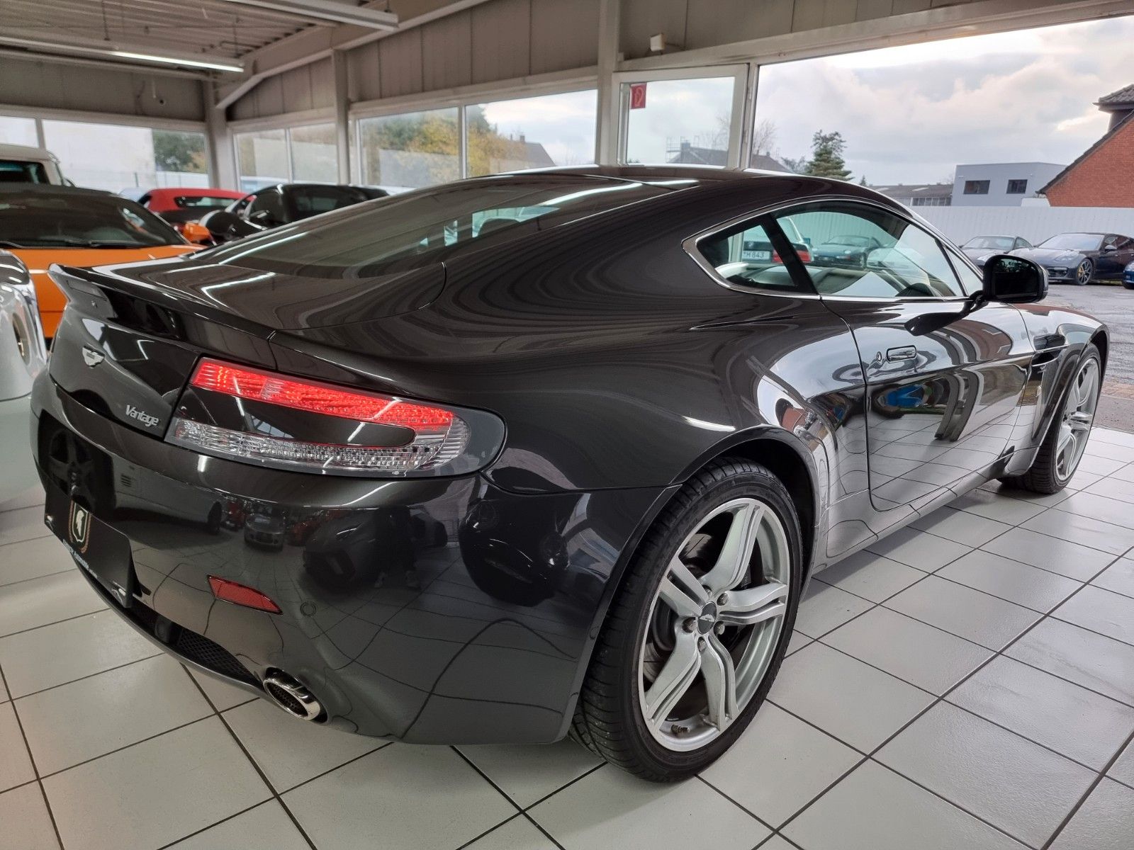 Fahrzeugabbildung Aston Martin V8 Vantage 4.7l/Quantum Silber/BRD/Erstlack/2.Hd