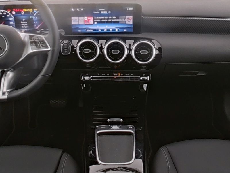 Fahrzeugabbildung Mercedes-Benz A 180 Progressive *LED*Kamera*CarPlay*SHZ*MBUX*