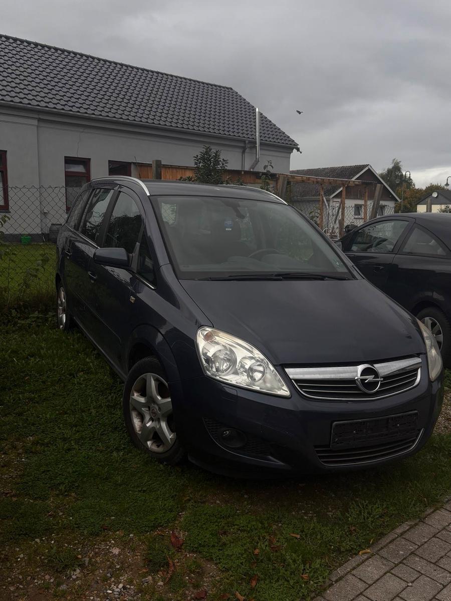 Opel Zafira 2007 — rear view